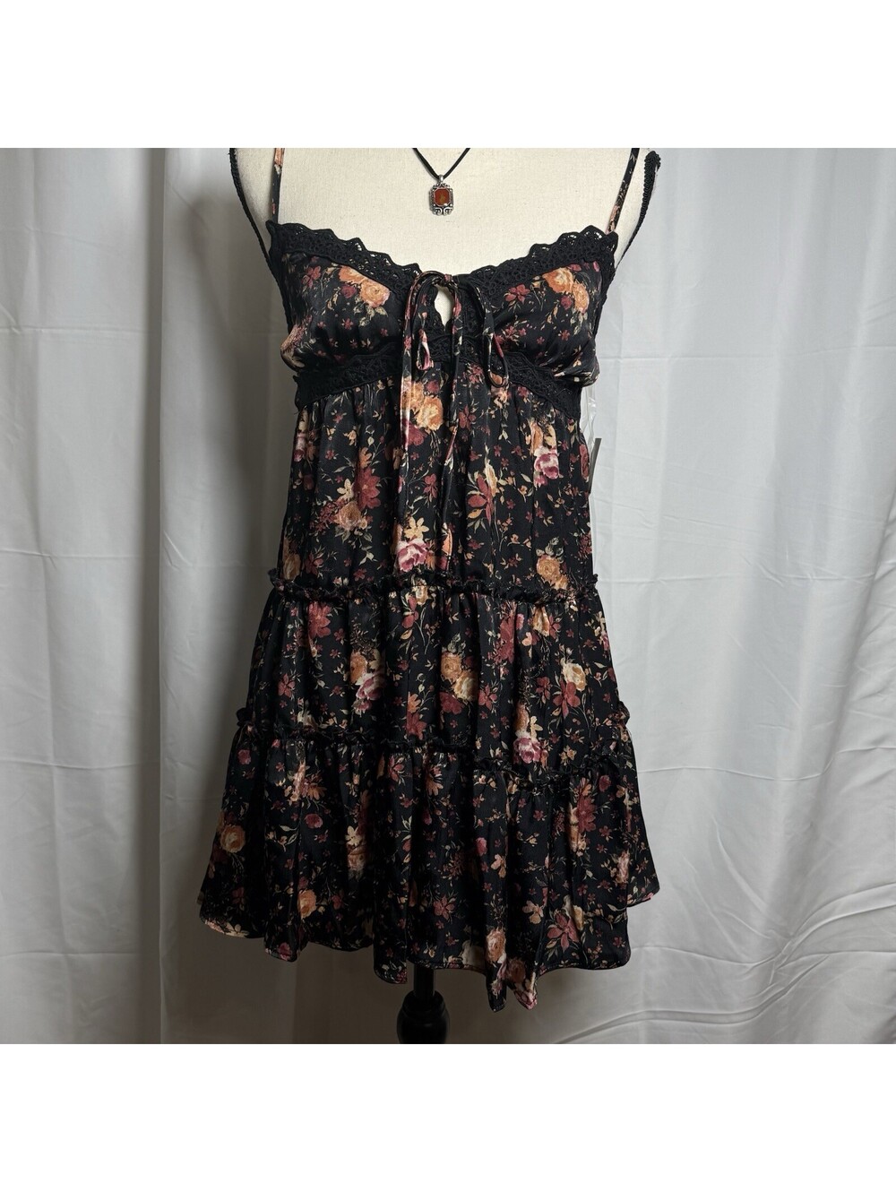 New Arizona XL Black Floral Mini Dress Lace Trim Tiered V-Neck Sleeveless Short